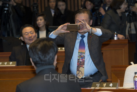 새누리당 의원총회가 열린 14일 서울 여의도 국회 예결위의장에서 민경욱 원내 대변인이 사퇴 입장을 밝힌 정진석 새누리당 원내대표의 기념사진을 찍고 있다. 유동일기자 eddieyou@